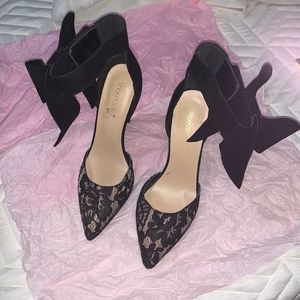Black heels with lace and bow